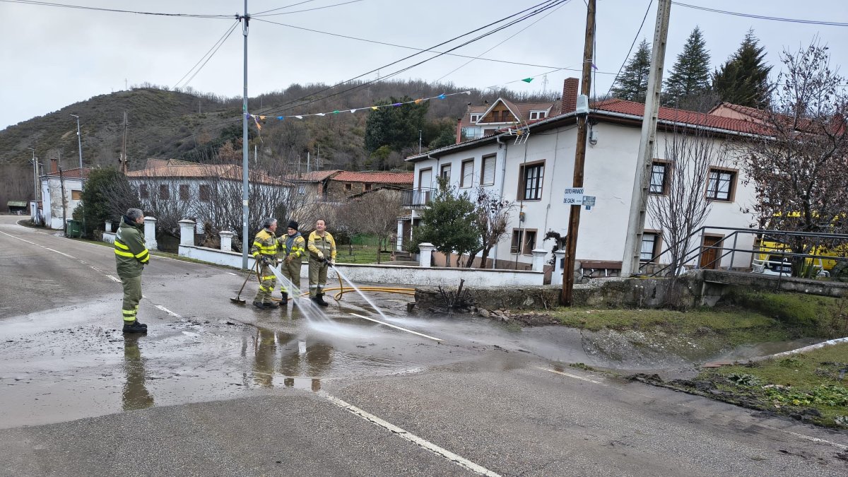 Limpieza de agentes medioambientales en Garaño tras la lluvia.