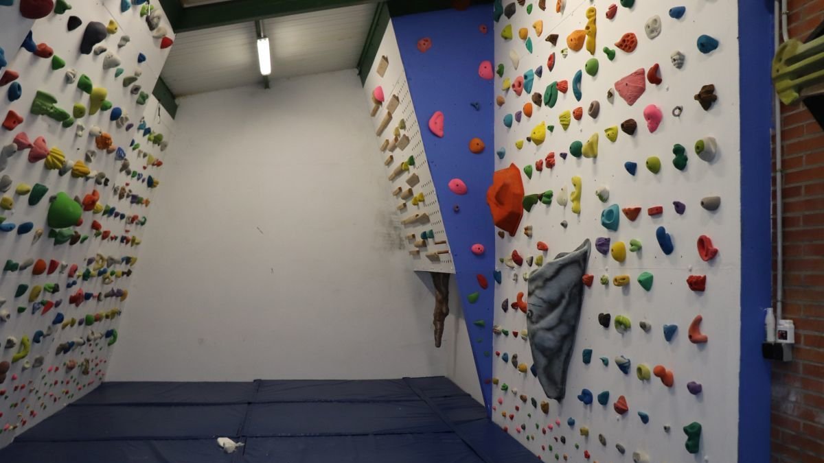 Nuevo rocódromo de Cistierna ubicado en el pabellón de deportes municipal.