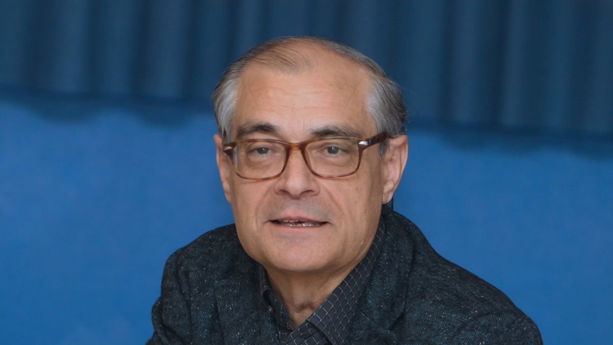 Germán Vega nació en León. Estudió en las Discípulas y los Jesuitas. Es catedrático de Literatura, director de Olmedo Clásico y premio Castilla y León de Humanidades.