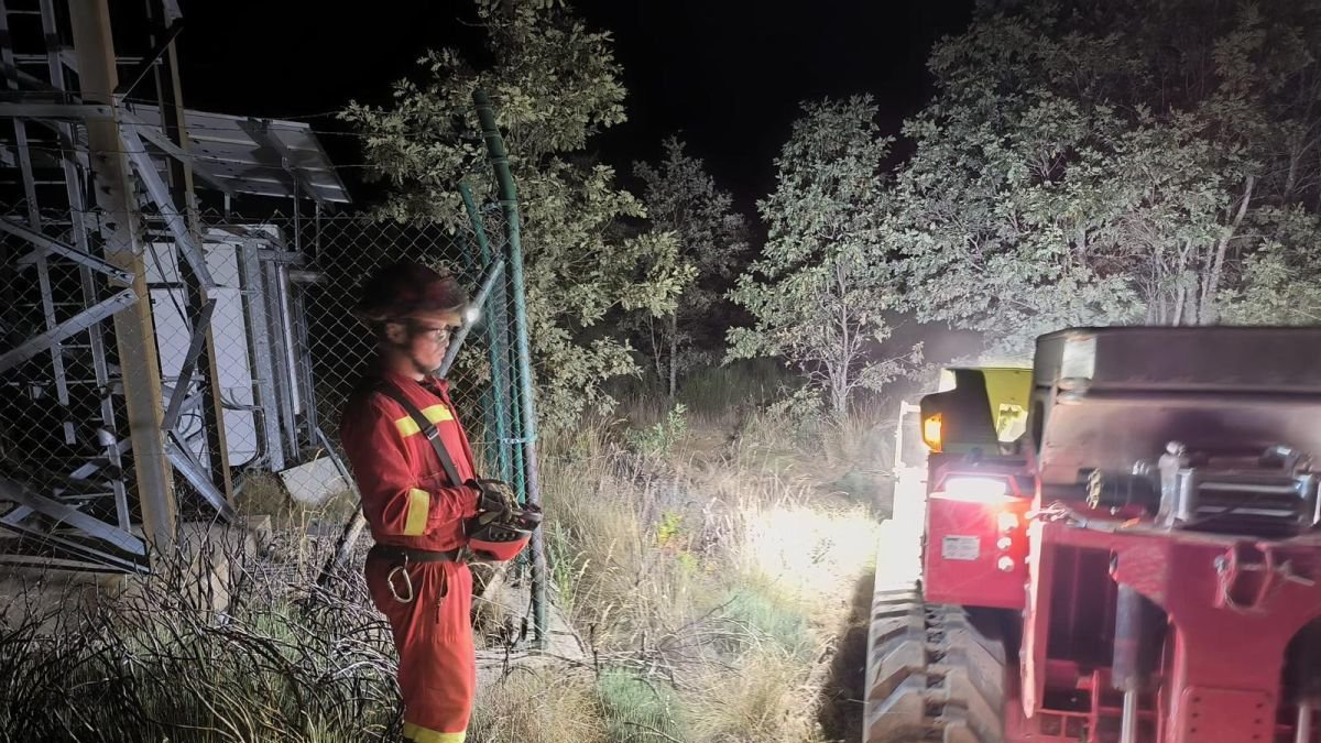 Uno de los soldados de la UME pilota un dron terrestre en los incendios del verano.