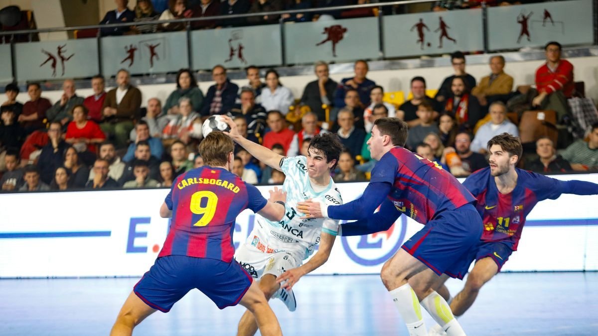 El Ademar en su partido frente al Barcelona de esta temporada en el Palacio de Deportes.