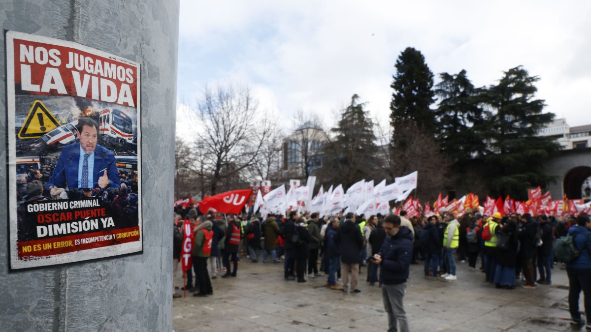 Comités de empresa del Grupo Renfe y Adif se concentran frente al Ministerio de Trnasportes para exigir responsabilidades que garanticen la seguridad.