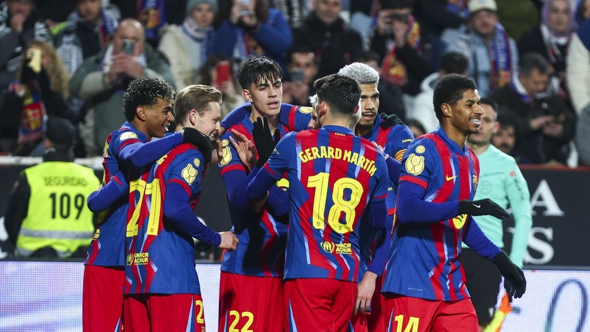 Lamine Yamal es felicitado por sus compañeros tras marcar el primer gol del Barcelona.