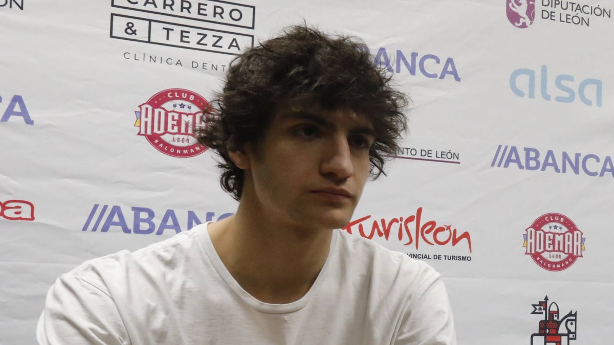 Casqueiro, el día que anunció su adiós al Ademar en enero de 2024.Laa próxima temporada volverá a vestir la misma camiseta.