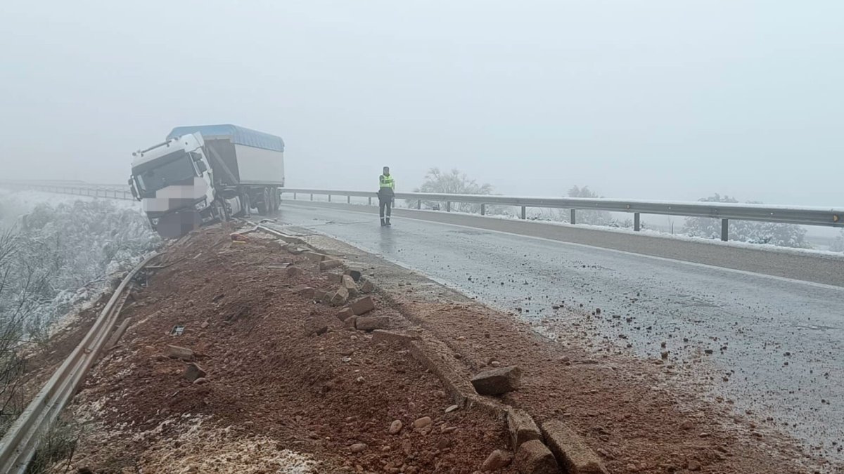 La Guardia Civil asiste a un camión en la A-231.