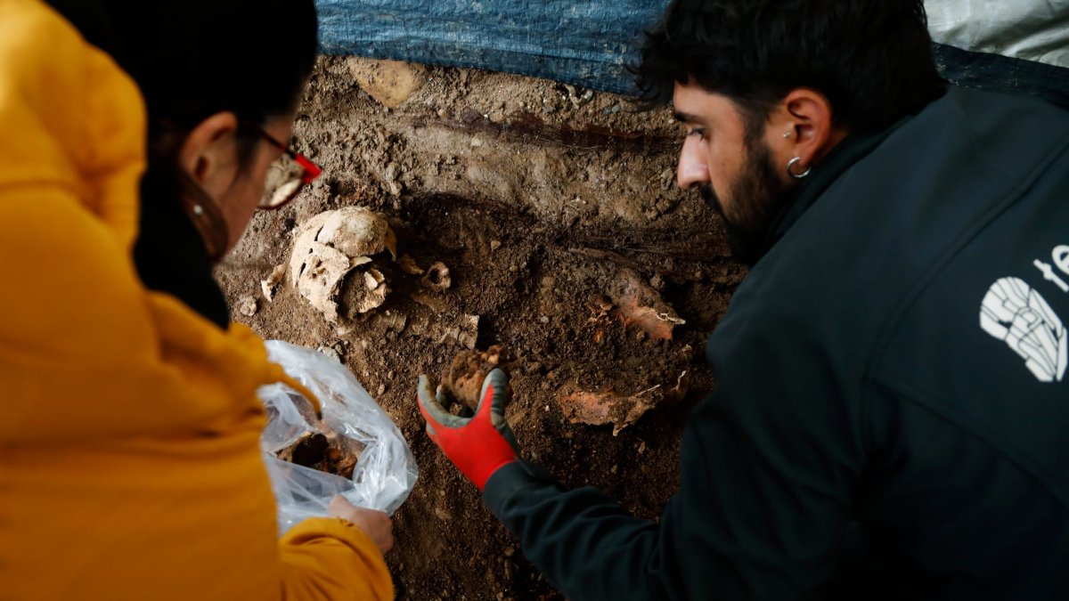 Trabajos de exhumación de los restos de Manuel Girón Bazán.