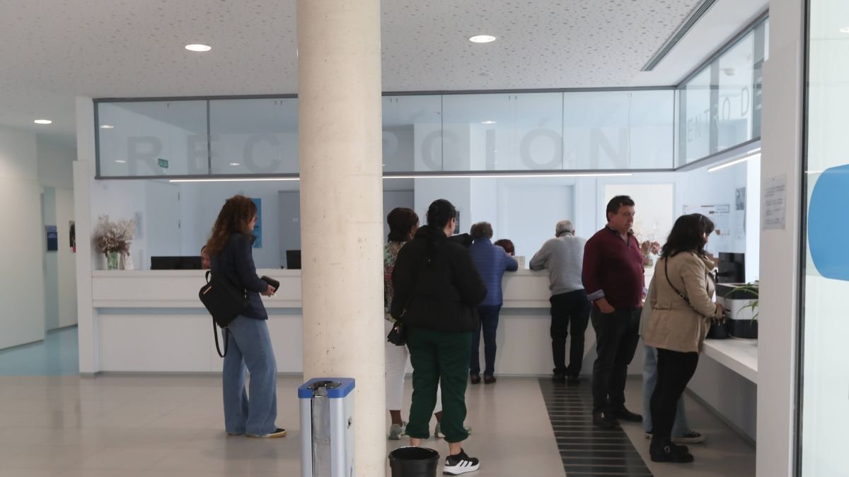 Varios pacientes piden cita en su centro de salud.