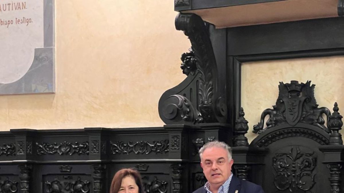 La rectora de la UAM y el alcalde de Astorga sellan el acuerdo.