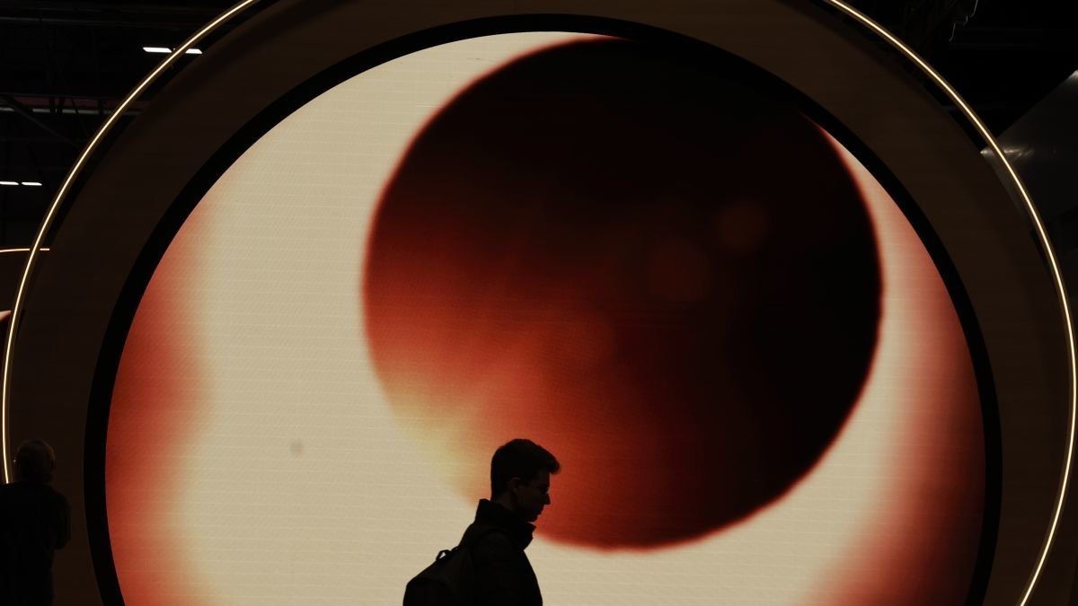 Cartel anunciador del eclipse total de Sol en agosto en Fitur en Madrid.