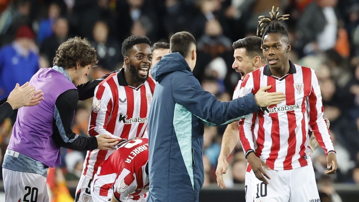 Iñaki Williams celebra con sus compañeros el gol del Athletic en el descuento para pasar.