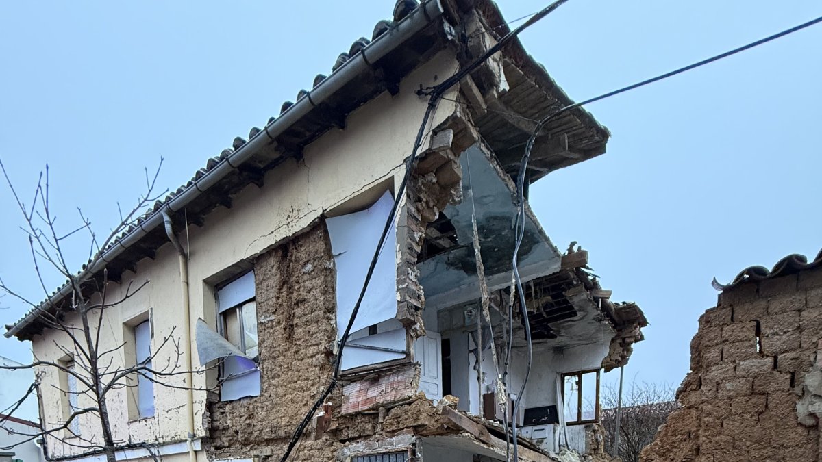 Los Bomberos de León intervienen tras derrumbarse una casa en Puente Castro.