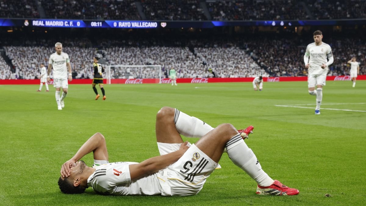 Bellingham se queja de dolor tras su lesión.