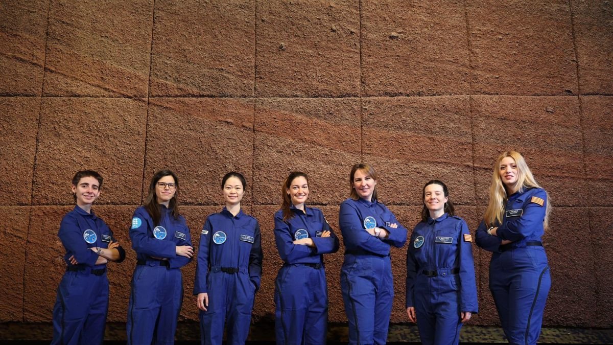 Laura González Llamazares, en el centro con el resto de astronautas.