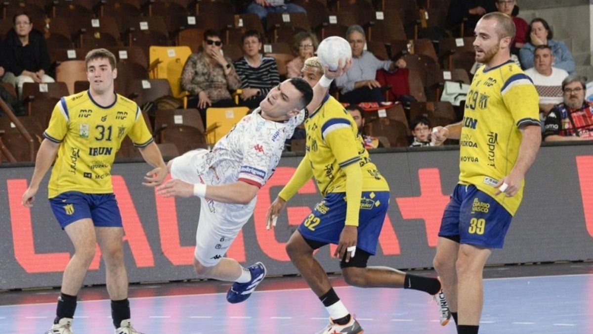 Álex Lodos estará disponible para este sábado tras recuperarse de su lesión de rodilla.