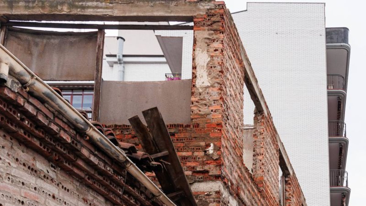 Puerta destrozada de acceso a Bodegas Armando.