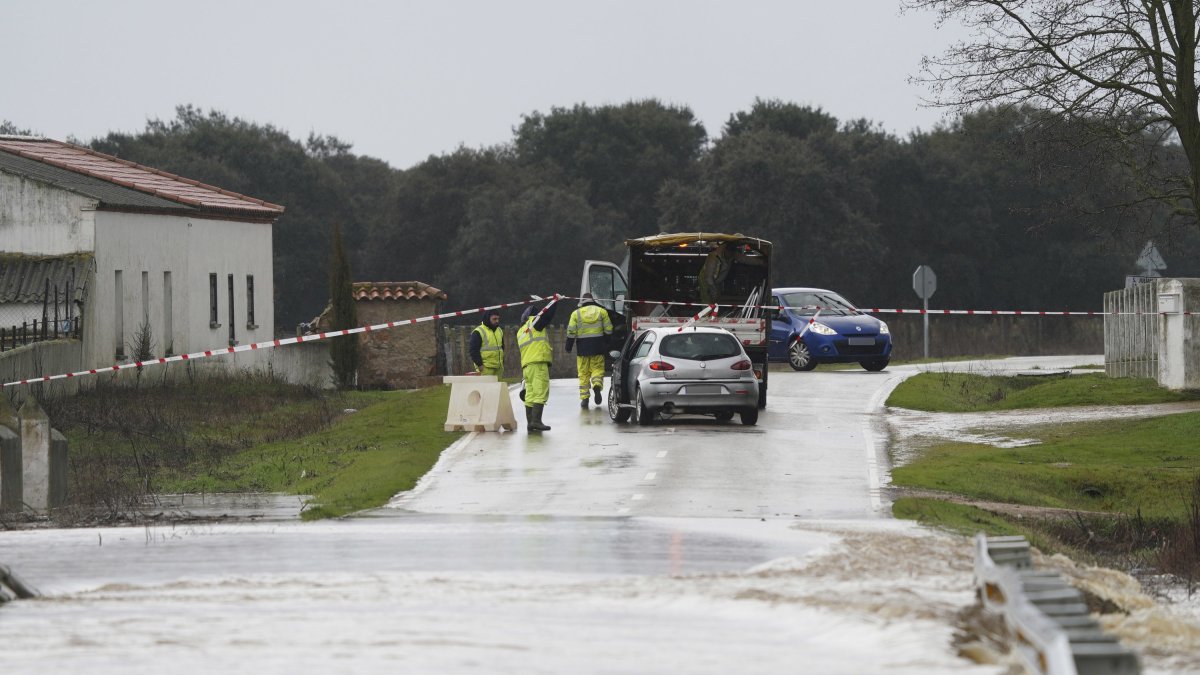 Cortado el acceso a La Valmuza por la carretera de Matilla de los Caños, la DSA-300, por el desbordamiento del arroyo Valmuza, a 5 de febrero de 2026, en La Valmuza, Salamanca.