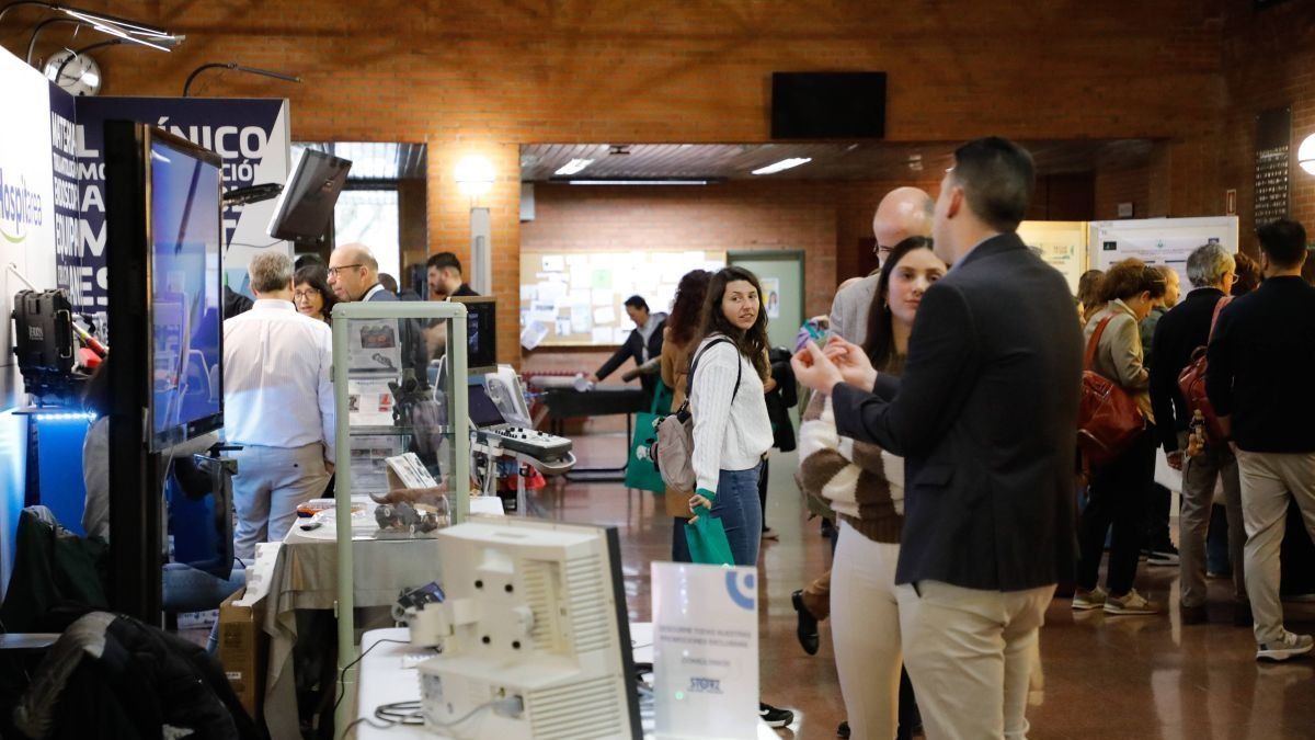 Algunos de los congresistas en el vestíbulo de Veterinaria.
