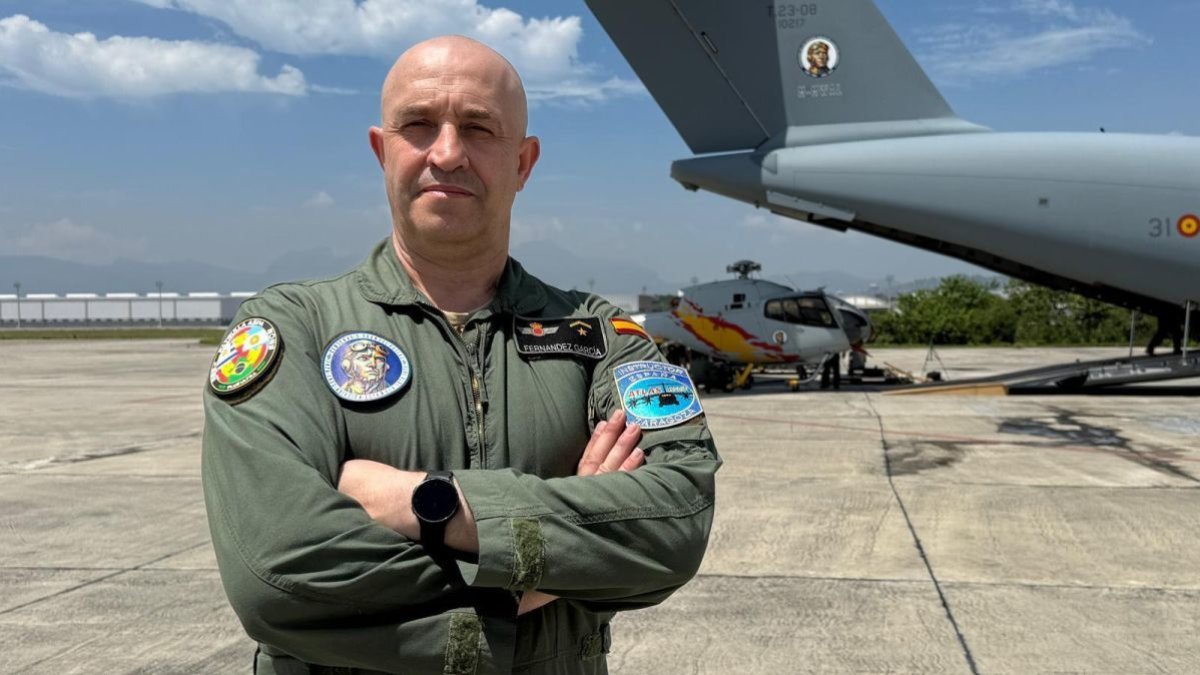 José Manuel Fernández García posa mientras introducen un helicóptero en el A-400.