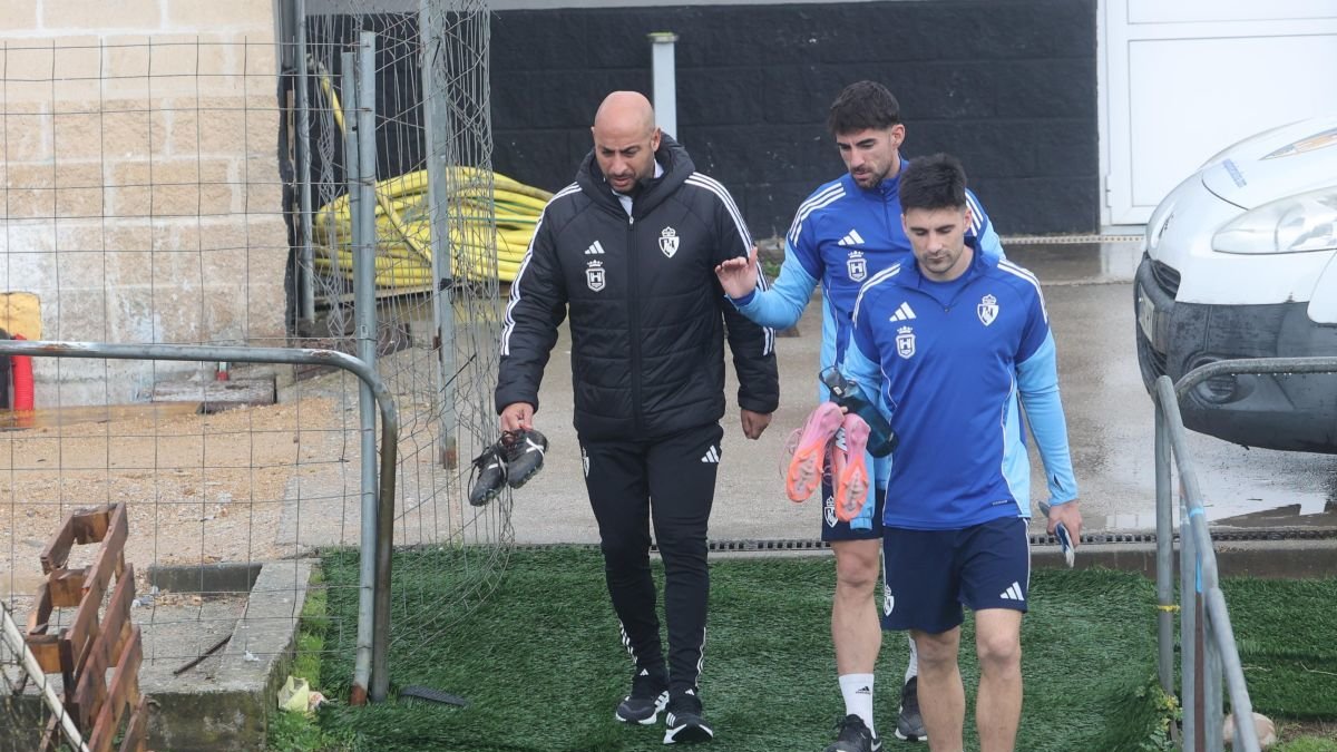 El entrenador de la Ponferradina, Mehdi Nafti, entra al campo de entrenamiento.