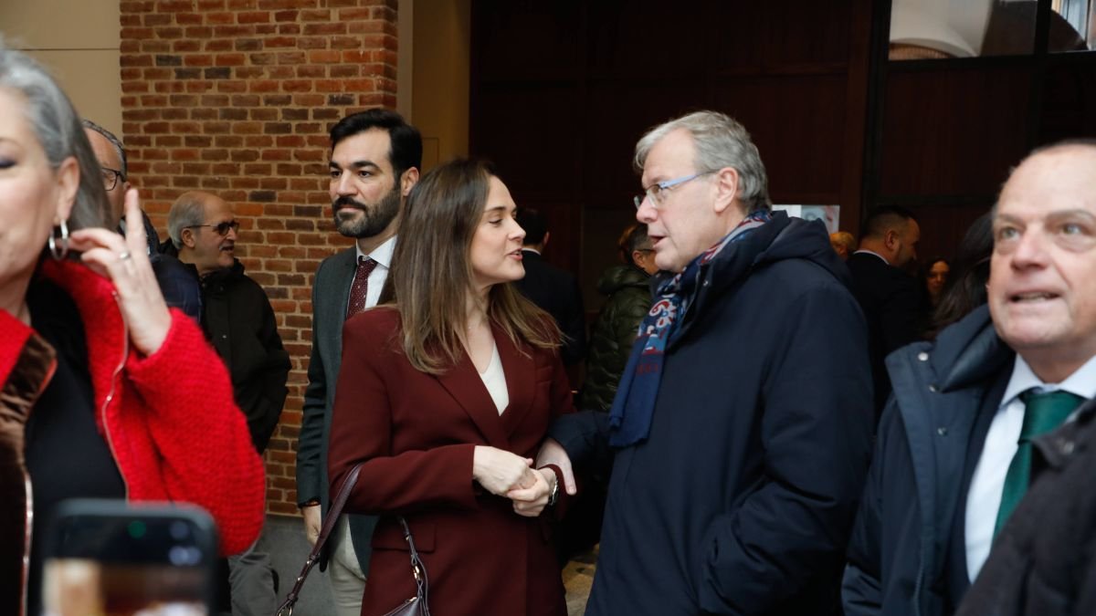 Adriana Ulibarri departe con Antonio Silván, ante Mario Amilivia.