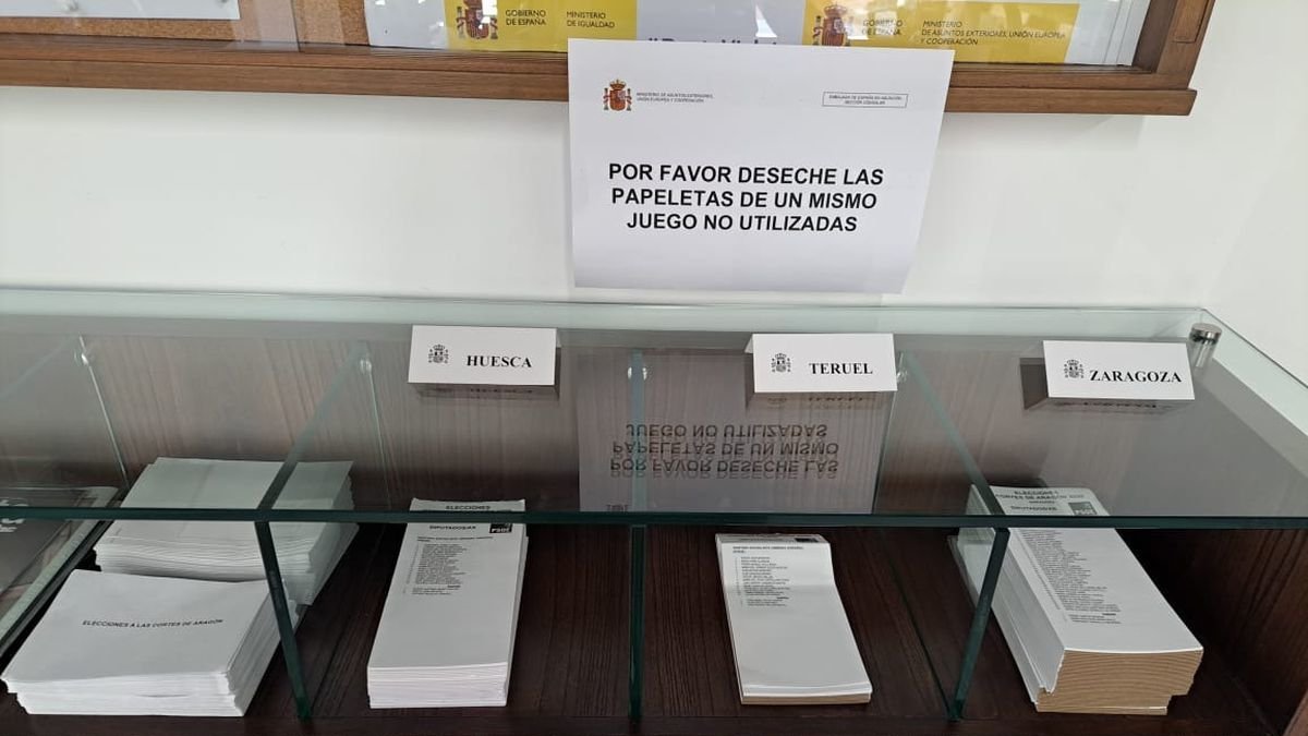 Urnas colocadas en la embajada de España en Paraguay.