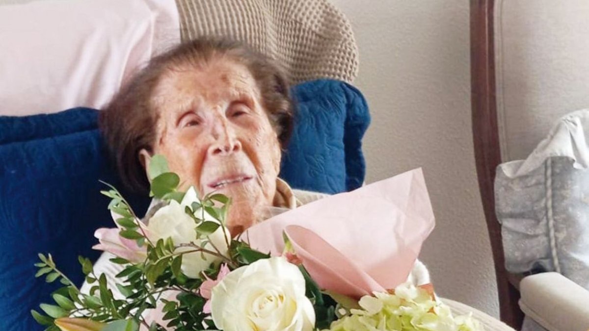 Isaura, ayer en su casa con el ramo de flores regalo de sus sobrinos.