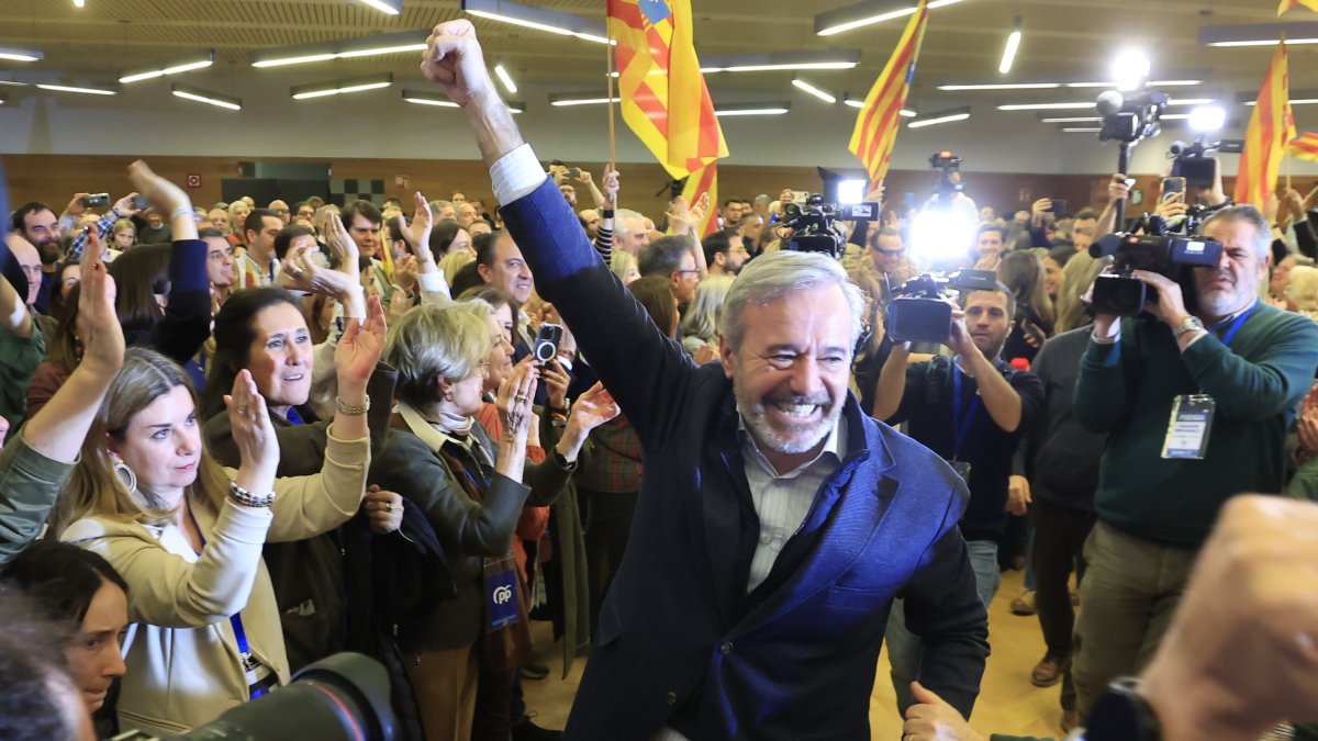 El candidato  del PP a la Presidencia de Aragón, Jorge Azcón, sigue los resultados en la sede regional del partido en Zaragoza, en la noche electoral de las elecciones autonómicas de Aragón.