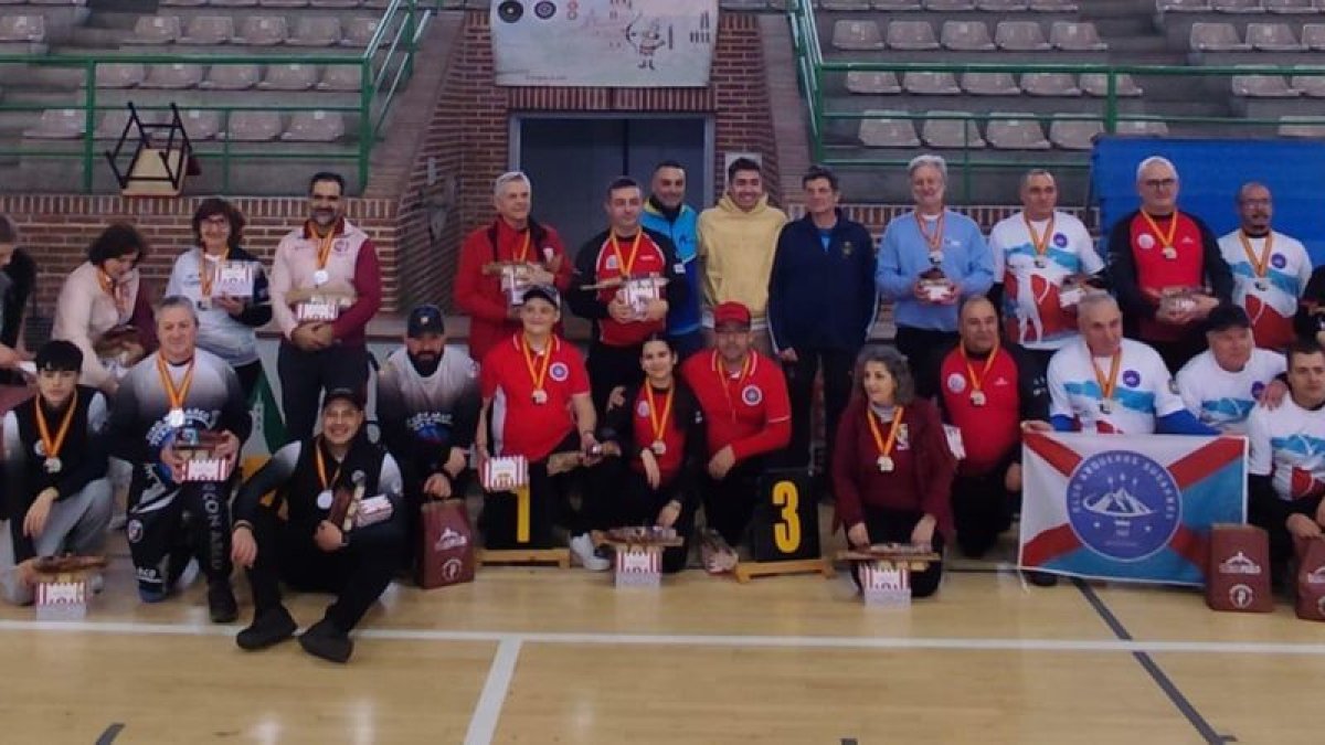 Foto de familia de los triunfadores de la 13º edición del trofeo 'Ciudad de Astorga' de tiro con arco así como de los organizadores del evento y autoridades.