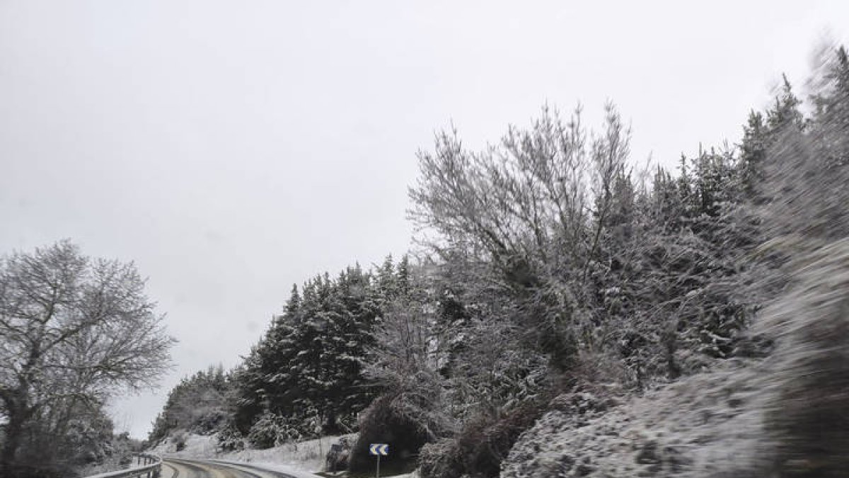 Carretera cubierta de nieve en El Bierzo, días atrás.