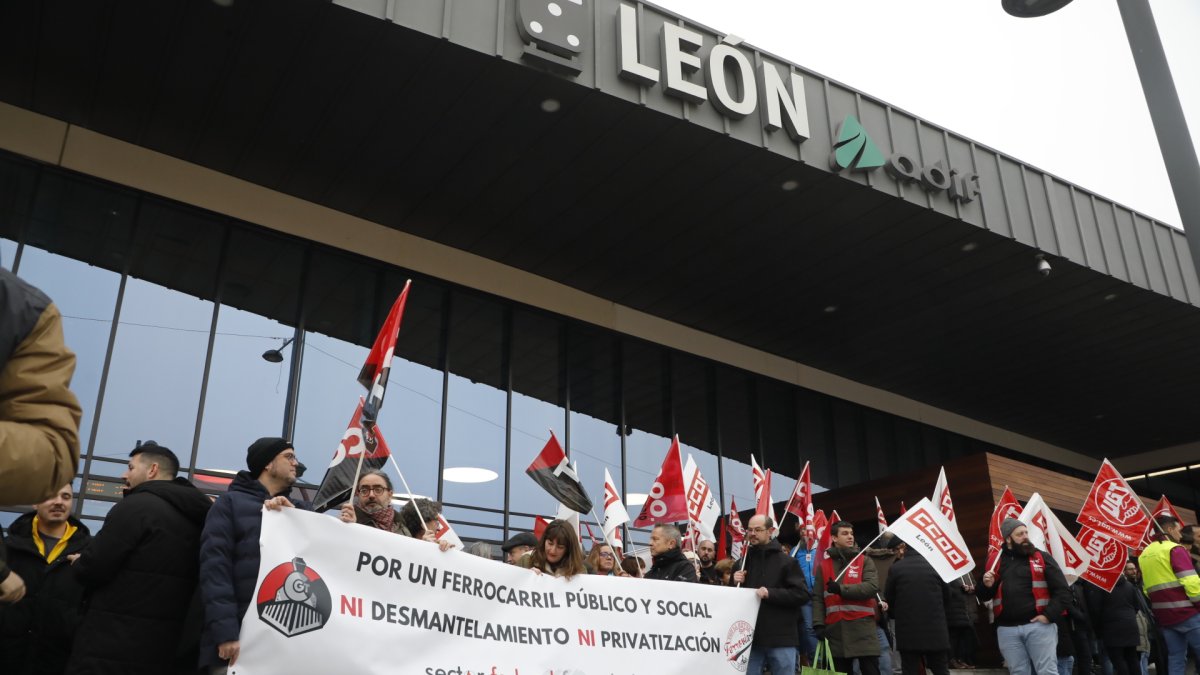 Maquinistas concentrados frente a la estación de León.