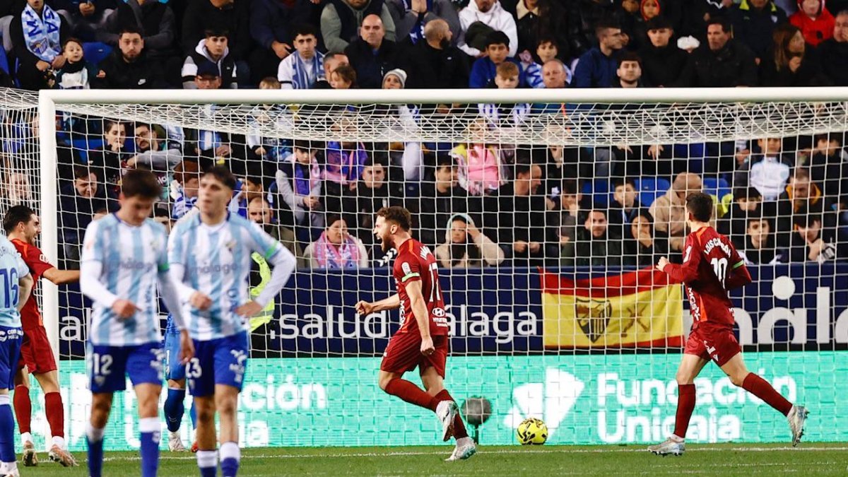 Iván Calero celebra su gol, el que abrió el marcador en La Rosaleda.