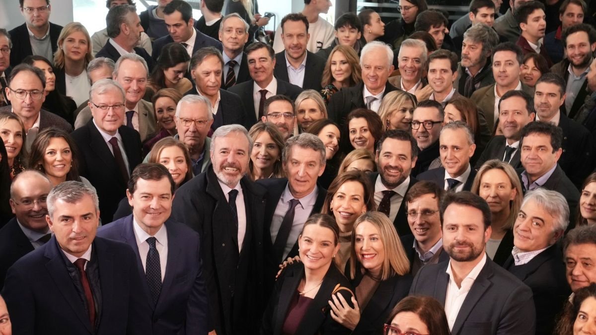 Feijóo con Azcón, Mañueco y otros dirigente del PP, ayer, tras la Junta Directiva Nacional.