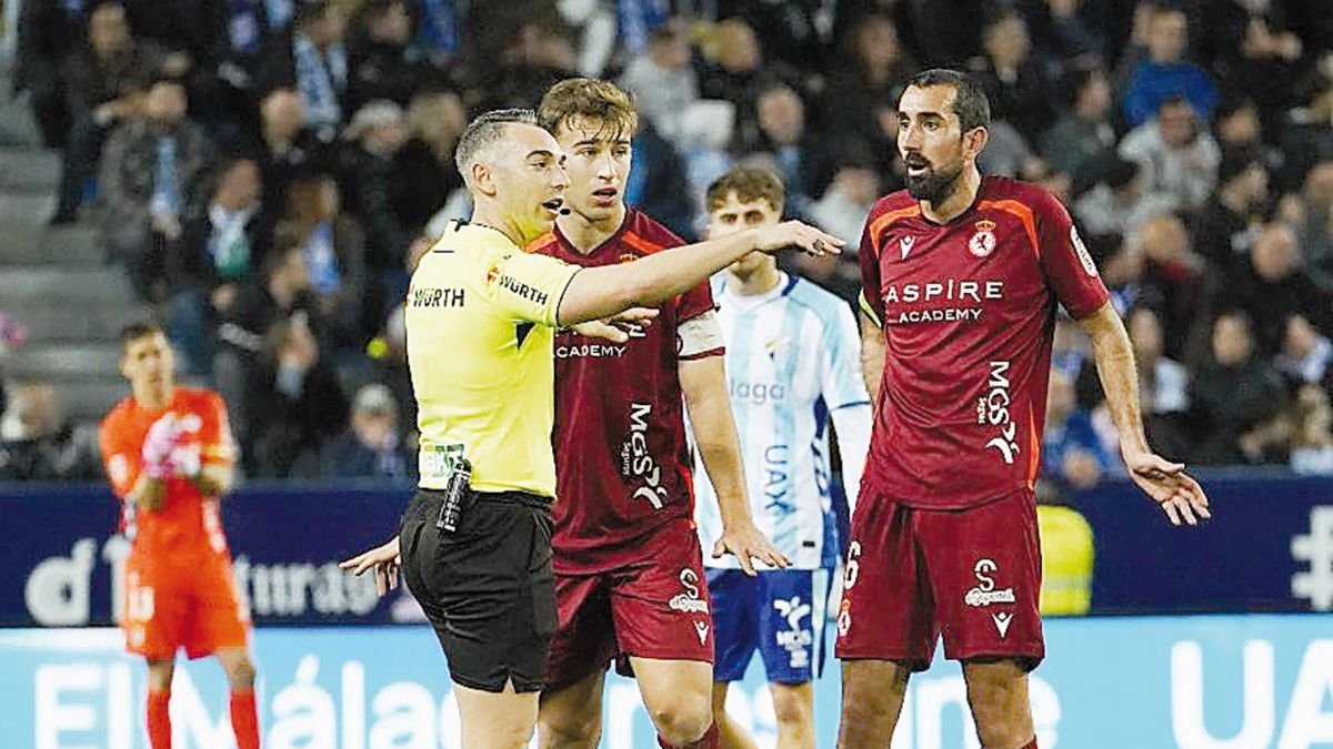 Rodri y Sergi Maestre piden explicaciones a De Ena Wolf tras anular el gol de Collado.