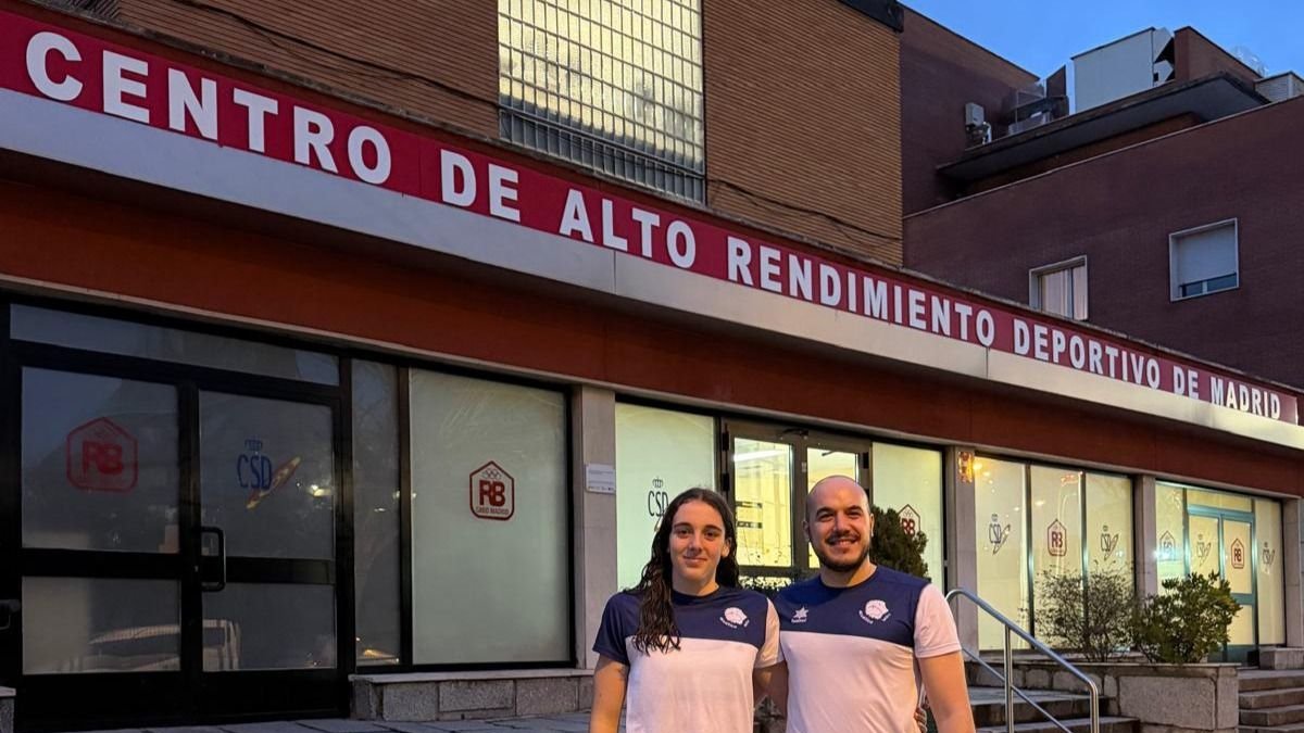 Nerea Rodríguez, junto a su entrenador Javier Díez.