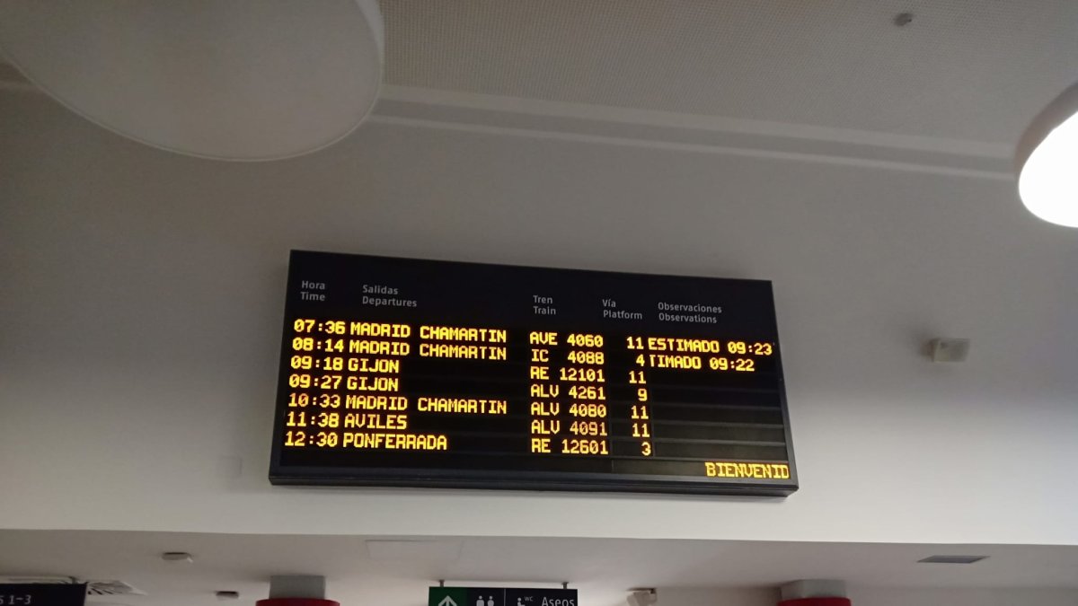 Las pantallas muestran los retrasos que acumulan los dos trenes a Madrid de primera hora de la mañana