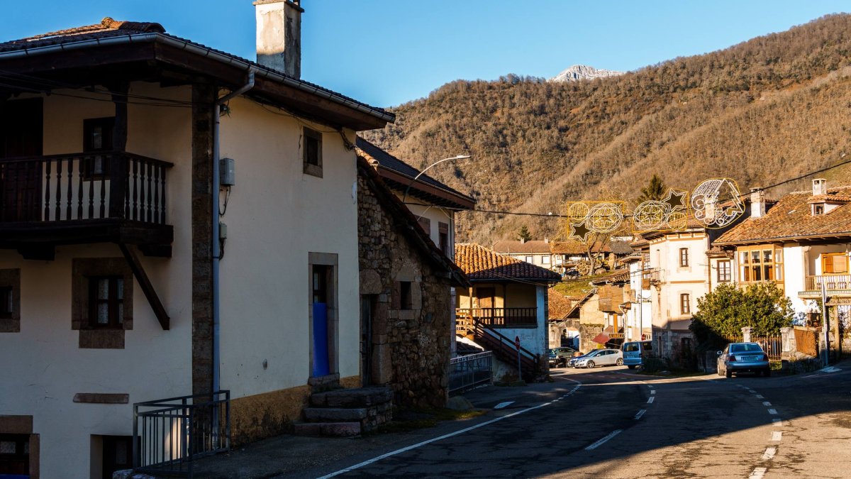 Oseja de Sajambre conserva la arquitectura tradicional del valle, con casas de piedra y tejados de teja, en uno de los entornos más intactos de los Picos de Europa.