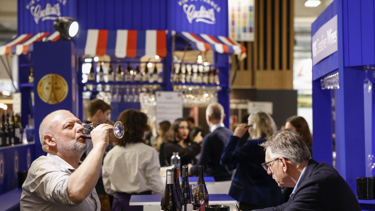Visitantes degustan vino en la feria Wine Paris 2026, en el recinto ferial Porte de Versailles en París, Francia.