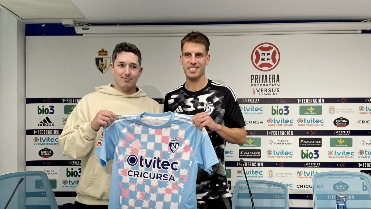 Carlos Calderón, a la derecha, durante su presentación como jugador de la Ponferradina.