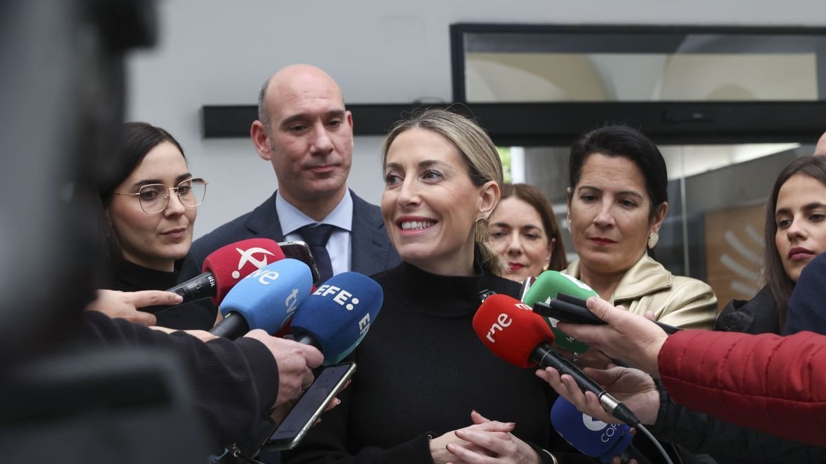 María Guardiola atiende a la prensa tras la reunión con el presidente de la Asamblea de Extremadura, Manuel Naharro.
