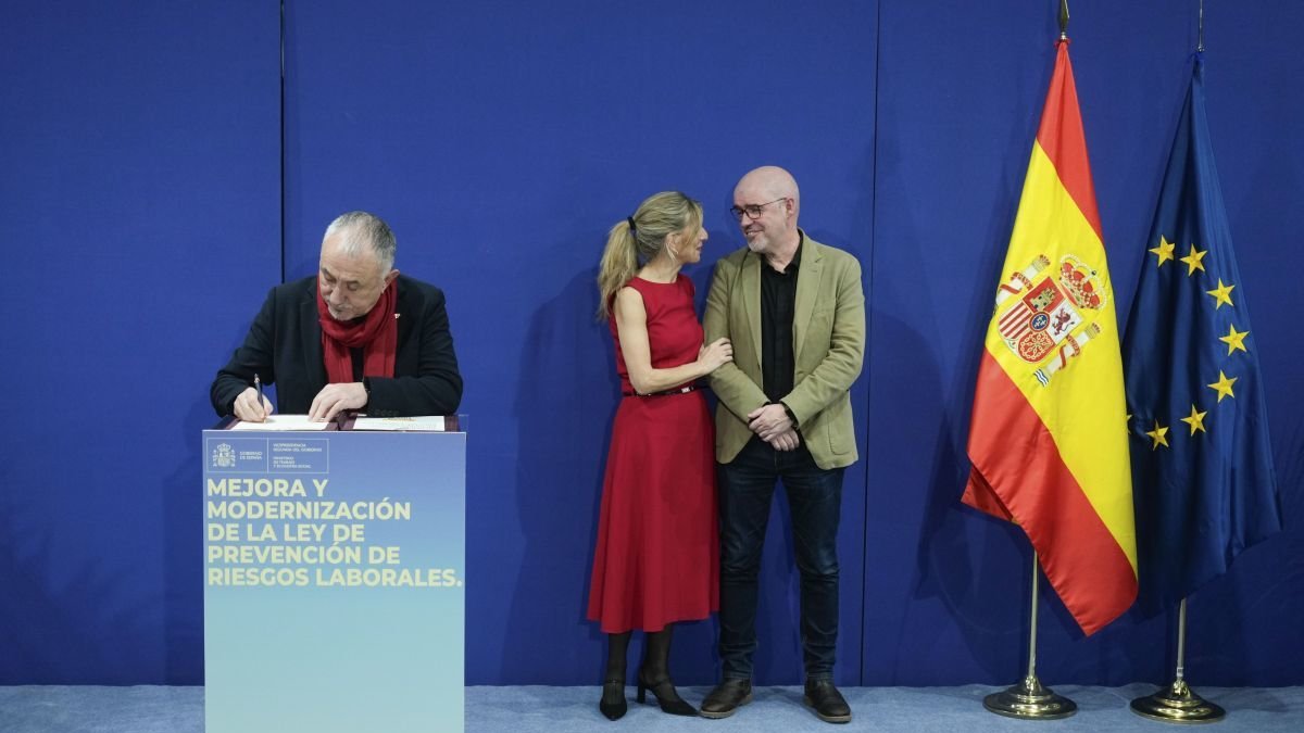Pepe Álvarez (UGT) firma el documento en presencia de Yolanda Díaz y Unai Sordo (CC OO).