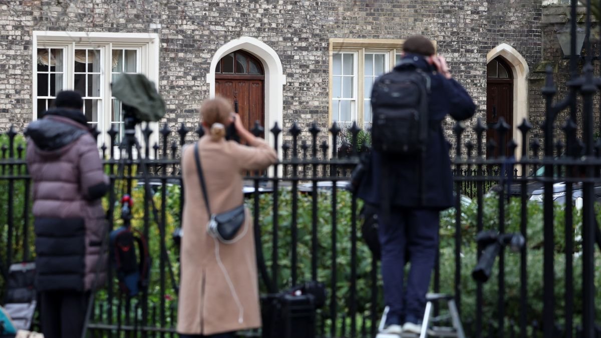 Periodistas esperan la salida de los ministros de Starmer en el 10 de Downing Street.
