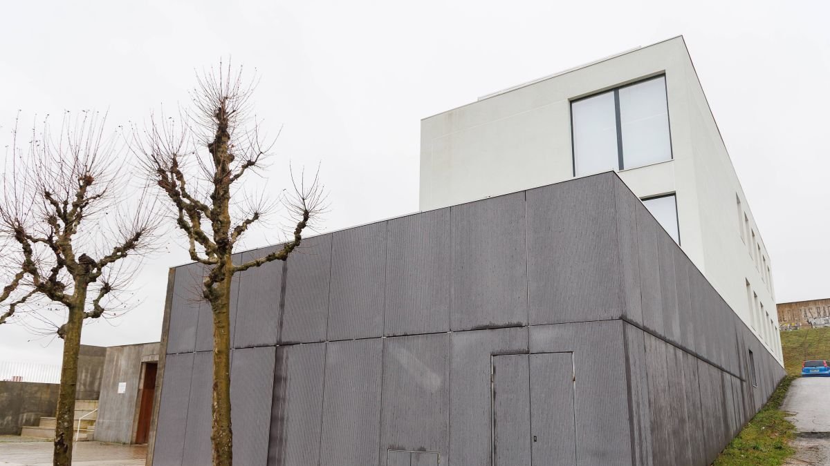 El edificio, levantado en parte sobre las antiguas escuelas del barrio de La Inmaculada, se terminó el año pasado.  La placa exhibe para qué se justificó.