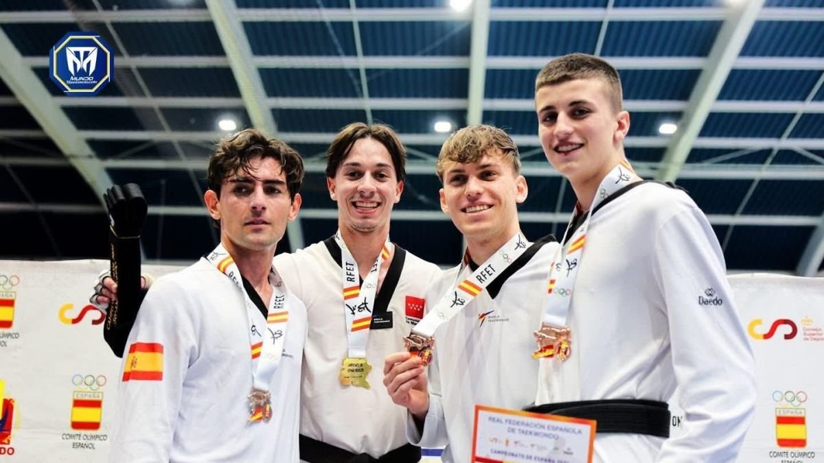 Marcos López, primero de la derecha, logró el metal de bronce.