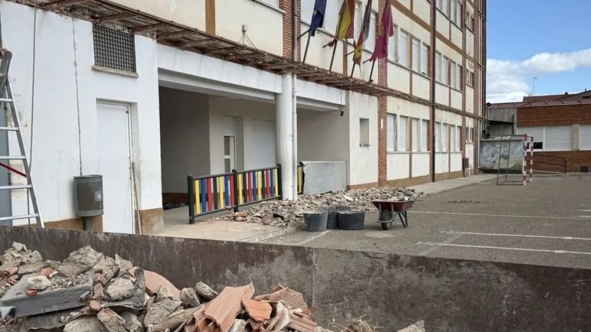 Escombros tras la caída de un alero en el colegio Trepalio.