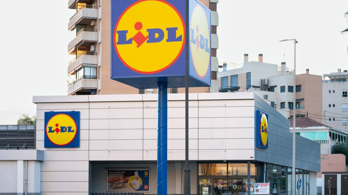 Exterior de un supermercado Lidl, la cadena alemana que ha lanzado la tarta corazón que se está agotando por San Valentín.