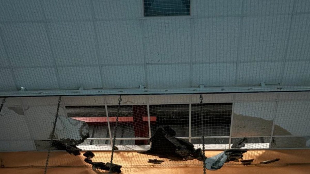 Agujeros en la cubierta del pabellón César Álvarez, cerrado desde octubre de 2023 para perjuicio de 400 alumnos.