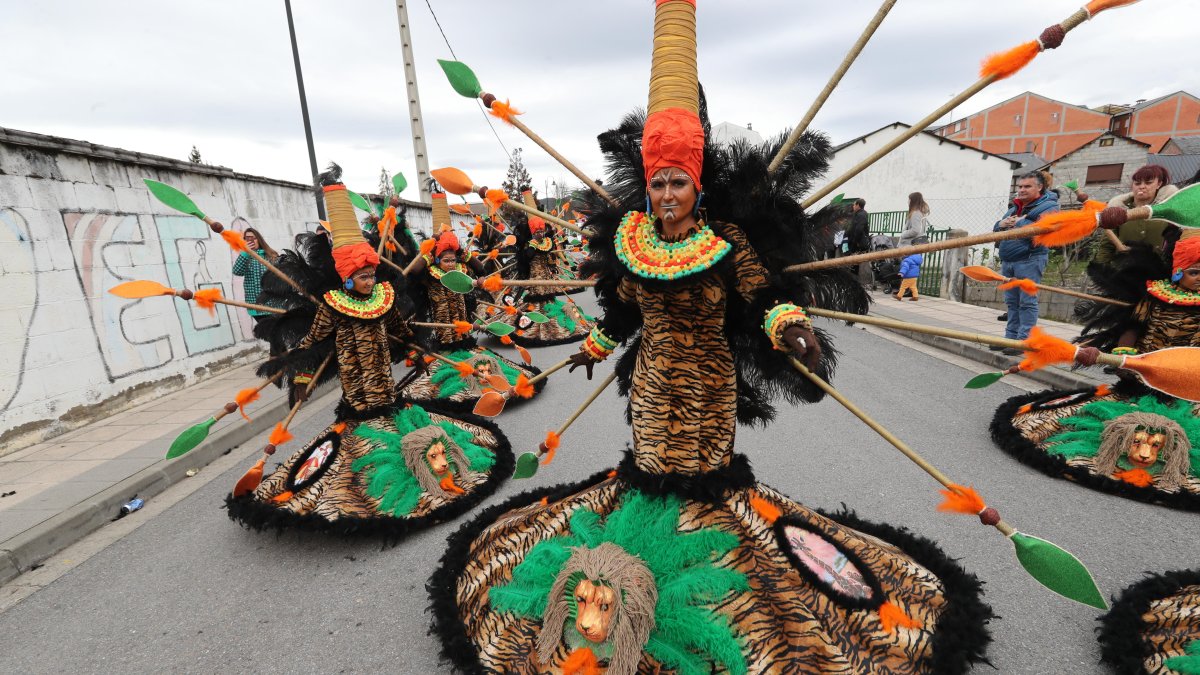 Uno de los grupos participantes en ediciones pasadas del desfile de Vega de Espinareda.