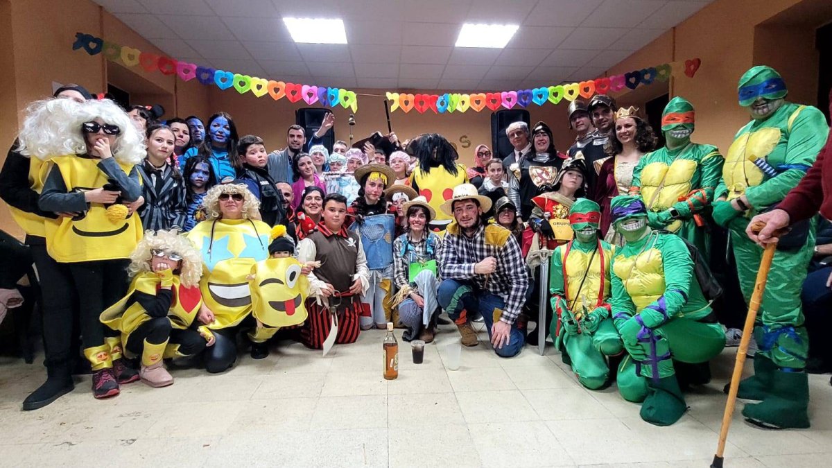 Los niños y las niñas de Murias se convierten en los protagonistas en Carnaval.