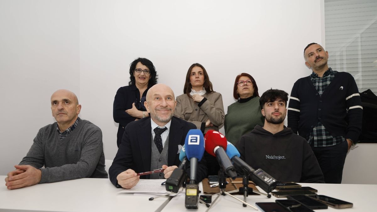 El letrado, en el centro, juntos a los miembros de la comisión y algunos colaboradores.