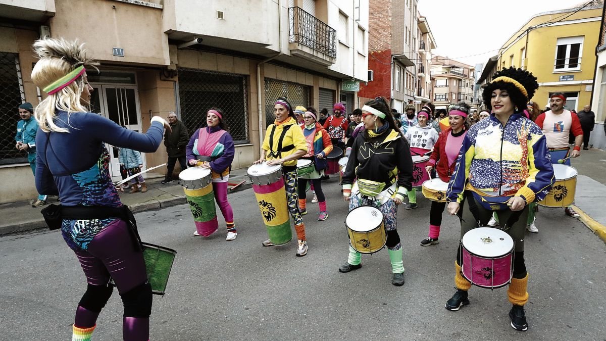 El desfile de Santa María del Páramo implica a los vecinos de todas las edades. ramiro